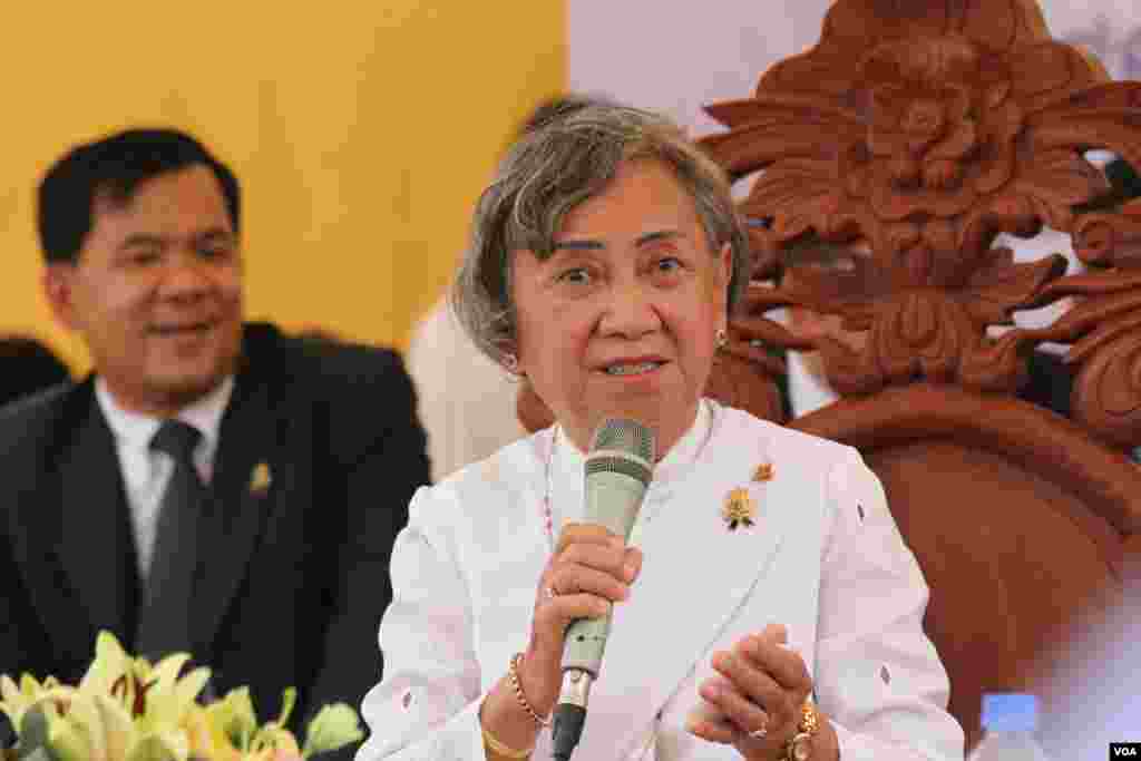 សម្ដេចស៊ី​សុវត្ថិ​ ពង្ស​នារី​មុនី​ពង្ស​ ​មាន​ព្រះ​បន្ទូល​ទៅ​កាន់​ព្រះសង្ឍ​និង​អ្នក​ចូលរូម ប្រមាណ​ជាង​៧០០​នាក់​នៅ​វត្តចាស់​នៃ​រាជធានី​ភ្នំពេញ​​ នៅថ្ងៃទី​០៤​មិថុនា​ ឆ្នាំ​២០១៦ នៅ​ក្នុង​ការ​ប្រារព្ធ​ខួប​៦៧​ឆ្នាំ​ ថ្ងៃ​អាណានិគម​បារាំង​កាត់​ផ្ទេរ​ទឹកដី​ខ្មែរ​ដែល​បប្ចុប្បន្ន​ហៅថា​​កម្ពុជា​ក្រោម​ ​ឲ្យ​ប្រទេស​​វៀតណាមនៅ​ឆ្នាំ​១៩៤៩។​(ឡេង ឡែន/VOA)