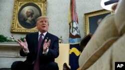 도널드 트럼프 미국 대통령이 13일 백악관 집무실에서 기자들의 질문에 답하고 있다.