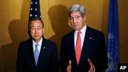 Sekretaris Jenderal PBB Ban Ki-moon dan Menteri Luar Negeri Amerika John Kerry berbicara pada wartawan di Kairo, Mesir (21/7). (AP/Charles Dharapak)