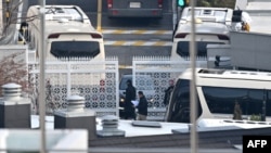 尹锡悦官邸安全人员在入口处检查车辆；公调处正着手准备第二次的逮捕行动。(法新社：2025年1月8日)