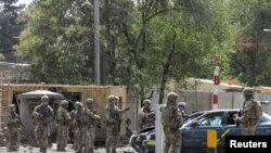 Pasukan asing yang dipimpin NATO menyelidiki di lokasi serangan bunuh diri di Kabul, Afghanistan, 5 September 2019. (Foto: Reuters/Omar Sobhani)