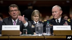 Menteri Pertahanan Ash Carter (kiri) dan Kepala Staf Gabungan Jenderal Martin Dempsey dalam sebuah sidang dengar pendapat di Senat, pekan lalu (7/7).