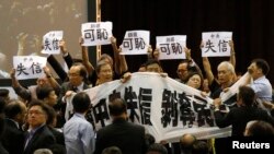 ​​ក្រុម​​​សកម្មជន​​​​​អ្នក​​​ច្បាប់​​​​គាំទ្រ​​​​​​លទ្ធិ​​​ប្រជាធិបតេយ្យ​​​បាន​​​លើ​​​បដា​​​ផ្សេងៗ​​​ដើម្បី​​​ធ្វើការ​​​តវ៉ា​​​ក្នុង​​​អំឡុង​​​ពេល​​​ដែល​​​លោក​​​ Li Fei​​​កំពុង​​​និយាយ​​​ទៅ​​​កាន់​​​សមាជិក​​​សភា​​​ហុងកុង​​​កាល​​​ពី​​​ថ្ងៃ​​​ទី​​​ ០១​​​ខែ​​​កញ្ញា​​​ឆ្នាំ​​​២០១៤។