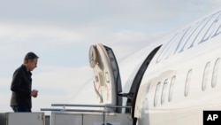 រដ្ឋមន្ត្រីការបរទេស​សហរដ្ឋអាមេរិក​លោក Antony Blinken ដើរ​ចូល​យន្តហោះ​ដើម្បីធ្វើដំណើរចាកចេញ​ពី​ទីក្រុងម៉ានីល ប្រទេសហ្វីលីពីន ឆ្ពោះទៅកាន់តំបន់មជ្ឈិមបូព៌ា នៅថ្ងៃទី២០ ខែមីនា ឆ្នាំ២០២៤។ 