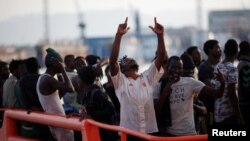 Seorang migran, yang menjadi bagian dari kelompok yang dicegat saat berada di perahu karet di lepas pantai Laut Mediterranea tampak di atas kapal penyelamat saat tiba di pelabuhan Malaga, Spanyol (foto: REUTERS/Jon Nazca)