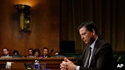 នៅ​ក្នុង​រូបភាព​កាលពី​ថ្ងៃទី៣ ខែឧសភា ឆ្នាំ២០១៧​នេះ លោក James Comey នាយក FBI ធ្វើ​សក្ខីកម្ម​នៅ​វិមាន​សភា Capitol Hill ក្នុង​រដ្ឋធានី​វ៉ាស៊ីតោន។ 