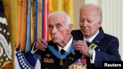 Presiden AS Joe Biden memberikan penghargaan Medal of Honor kepada tentara veteran Mayor John Duffy dalam sebuah acara di Gedung Putih, Washington, pada 5 Juli 2022. (Foto: Reuters/Kevin Lamarque)