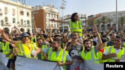 Les manifestants s'insurgent contre les coupures de courant qui durent une douzaine de d'heures par jour en moyenne.