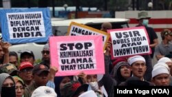 Unjuk rasa massa aksi Bela Nabi Muhammad 1706 di depan Kedutaan Besar India, 17 Juni 2022, meminta Pemerintah Indonesia untuk memutus hubungan diplomatik dengan India. (VOA/Indra Yoga)