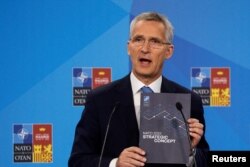 옌스 스톨텐베르그 북대서양조약기구(NATO·나토) 사무총장이 29일 스페인 마드리드 정상회의 현장에서 새로 채택한 전략 개념 문건을 들어보이고 있다.