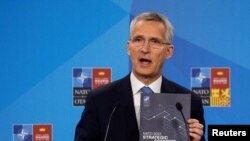 Sekretaris Jenderal NATO Jens Stoltenberg berbicara pada KTT NATO di Madrid, Spanyol (29/6). 
