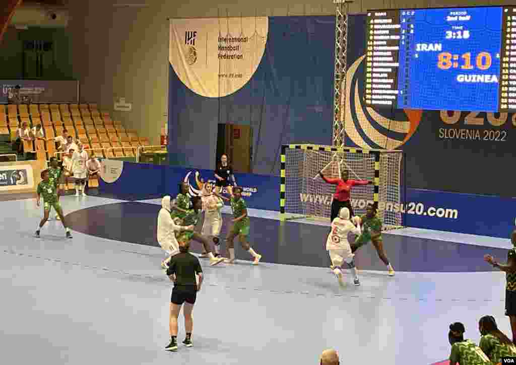 دیدار تیم&zwnj;های ملی هندبال دختران جوان ایران و گینه&nbsp;در رقابت&zwnj;های قهرمانی جهان در اسلوونی (عکس&zwnj;: تیم اعزامی صدای آمریکا)