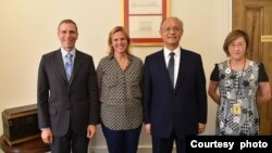 资料照片：台湾行政院政务委员兼经贸总谈判代表邓振中(右2）2022年6月30日在华盛顿与美国副贸易代表沙拉·比亚奇(右3）会面 。（ 驻美国台北经济文化代表处提供）