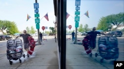 លោក Murry Rosenbush រៀបចំ​​របស់របរ​ដែល​នៅ​សេសសល់​នៅ​តាម​ដង​ផ្លូវ​ក្រោយ​ការ​បាញ់​ប្រហារ​​នៅ​ក្រុង Highland Park រដ្ឋ​ Illinois សហរដ្ឋ​អាមេរិក ថ្ងៃទី ៥ ខែកក្កដា ឆ្នាំ២០២២។