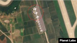 순안공항 남부지대 계류장에 고려항공 수송기 3대(원 안)가 대기 중인 모습. 자료=Planet Labs