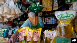 FILE - Kios penjualan minyak goreng sawit kemasan di sebuah pasar di Jakarta, 17 April 2022. (AP/Achmad Ibrahim, File)