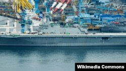 停泊在釜山的马罗岛号战舰(资料图片)