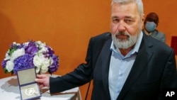 드미트리 무라토프 '노바아 가제타' 편집장이 20일 미국 뉴욕에서 자신의 노벨 평화상 메달을 경매하기 직전 선보이고 있다. 