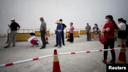 上海市民排队接受新冠病毒核酸检测。（2022年7月7日）