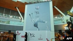 Poster resmi Piala Dunia 2022 di Qatar ditunjukkan pertama kali ke publik dalam sebuah acara di Bandara Internasional Hamad di Doha, pada 15 Juni 2022. (Foto: AFP/Karim Jaafar)
