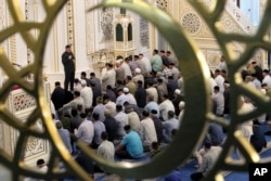 Warga melakukan salat Iduladha di Grozny, ibu kota Chechnya.