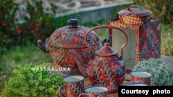 Satu set poci dan cangkir dengan motif Kopitutung. 