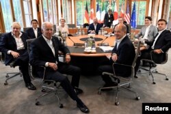 28일 독일 바이에른주 엘마우성에서 주요 7개국(G7) 정상회의 참가자들이 실무 회담하고 있다.