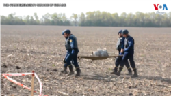 អ្នក​ជំនាញ​កំពុង​ដោះ​មីន​និង​គ្រឿង​ផ្ទុះ​ដទៃ​ទៀត​នៅ​អ៊ុយក្រែន