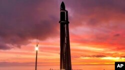 Roket Electron Rocket Lab menunggu di landasan peluncuran di semenanjung Mahia, Selandia Baru, Selasa, 28 Juni 2022. (RocketLab viaAP)