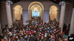 Warga memadati kediaman resmi Presiden Gotabaya Rajapaksa pada hari kedua setelah diserbu di Kolombo, Sri Lanka, Senin, 11 Juli 2022. (AP/Rafiq Maqbool)