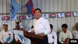 រូបឯកសារ៖ លោក ថាច់ សេដ្ឋា អនុប្រធានគណបក្សភ្លើងទៀន ថ្លែងនៅក្នុងពិធីអបអរបេក្ខជនជាប់ឆ្នោតមេឃុំ និងក្រុមប្រឹក្សាជាប់ឆ្នោត នៅក្នុងខេត្តកំពង់ធំ ថ្ងៃទី២៦ ខែមិថុនា ឆ្នាំ២០២២ ។ (ស៊ុន ណារិន/វីអូអេ)