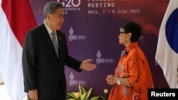Menlu Korsel Park Jin bertemu Menlu Retno Marsudi dalam pertemuan bilateral di Nusa Dua, Bali, Kamis, 7 Juli 2022. Indonesia sebagai Ketua ASEAN meminta Korea Selatan, mendukung implementasi konsensus lima poin ASEAN terkait Myanmar. (Foto: Dita Alangkara via REUTERS)