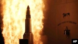 미 해군 레이크 이리 이지스 구축함에서 SM-3 요격미사일이 발사되고 있다.