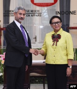 Menteri Luar Negeri India Subrahmanyam Jaishankar (kiri) berjabat tangan dengan Menlu Retno Marsudi sebelum pertemuan di Jakarta pada 2019. (Foto: via AFP)