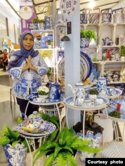 Eni ketika mengadakan pameran di anjungannya.