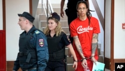 美国篮球明星布兰妮·格里纳被带进莫斯科郊外的一家法庭（2022年7月7日）