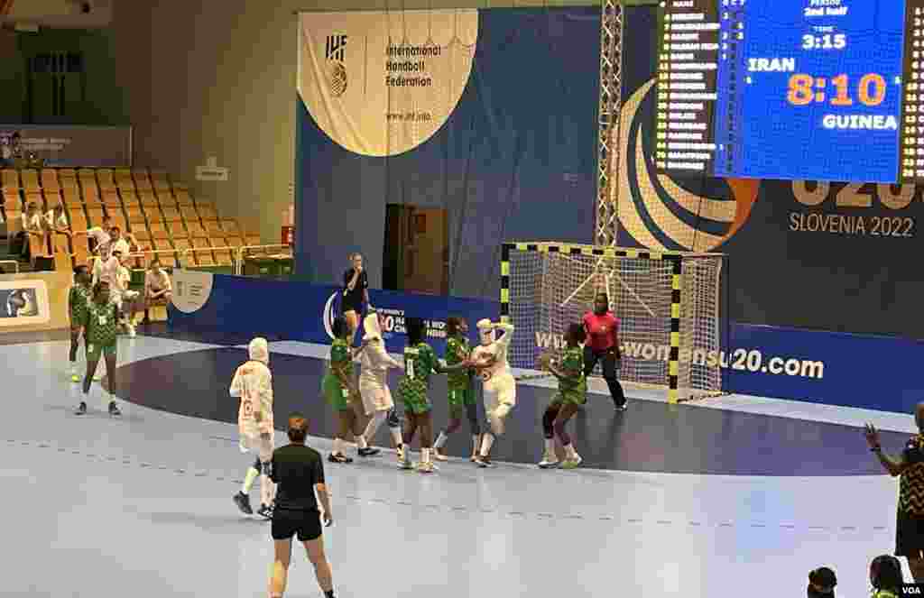 دیدار تیم&zwnj;های ملی هندبال دختران جوان ایران و گینه&nbsp;در رقابت&zwnj;های قهرمانی جهان در اسلوونی (عکس&zwnj;: تیم اعزامی صدای آمریکا)