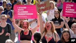 Para pendukung hak aborsi melakukan aksi protes atas putusan Mahkamah Agung AS dalam aksi di kota Pittsburgh, Pennsylvania Jumat (24/6). 