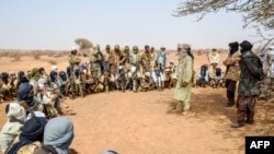 Des combattants touaregs se rassemblent dans la région de Meneka au Mali.