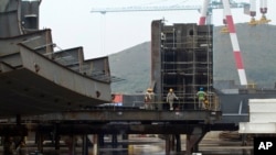 资料照片：2011年9月15日，中船重工旗下的大连船舶重工集团在大连郊外长兴岛的造船厂。（美联社照片）