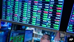 Suasana di lantai bursa saham New York (NYSE) di New York, AS, Rabu, 15 Juni 2022. (Foto AP/Seth Wenig)