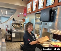 Tri Narmini melayani pembeli di restoran Arby’s di bandara BWI, Baltimore. (foto: dok. pribadi)