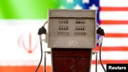 Foto ilustrasi yang menunjukkan sebuah pompa bensin yang berada di depan bendera AS dan Iran. Foto diambil pada 25 Maret 2022. (Foto: Reuters/Dado Ruvic)