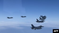 Sejumlah jet tempur milik Korea Selatan dan AS terbang membentuk formasi taktis dalam latihan militer gabungan kedua negara pada 7 Juni 2022. (Foto: South Korean Defence Ministry/AFP)
