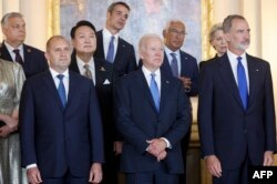 나토 정상회의 참석을 위해 스페인 마드리드를 방문한 각 국 정상들이 28일 왕실만찬에 앞서 기념촬영을 하고 있다.