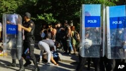 Seorang peserta aksi pawai Pride ditahan oleh petugas kepolisian dalam aksi pawai LGBTQ di Ankara, Turki, pada 5 Juli 2022. (Foto: AP/Ali Unal)