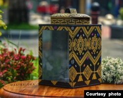 Kaleng Krupuk dengan motif Tenun Bali.