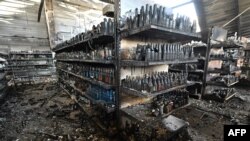 Foto menunjukkan situasi di dalam sebuah swalayan yang berada di dalam Mal Amstor di Kremenchuk, sehari setelah mal tersebut diserang oleh rudal Rusia. Foto diambil pada 28 Juni 2022. (Foto: AFP/Genya Savilov) 