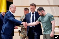 German Chancellor Olaf Scholz, left, shakes hands with Ukrainian President Volodymyr Zelenskyy. (Ludovic Marin, Pool via AP)