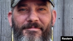 Foto dari Alexander Drueke di kediamannya di Alabama yang diambil sesaat sebelum ia berangkat menuju Ukraina pada 28 Maret 2022. (Foto: Handout via Reuters/Lois Drueke)